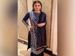 
      
      When Raveena Tandon shared her fan girl moments with Big B,...
      
      