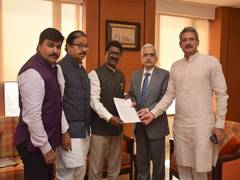
      
      Shiv Sena MPs meet RBI Governor amid PMC bank crisis
      
      