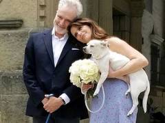 
      
      'Transparent' co-stars Bradley Whitford and Amy Landecker tie knot
      
      