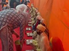 
      
      UP: Rahul, Priyanka serve 'langer' at Ravidas Temple in Varanasi
      
      