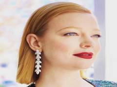 
      
      Sarah Snook wins her first Golden Globe for 'Succession'
      
      