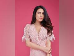 
      
      Fatima Sana Shaikh to star in Hindi adaptation of Tamil hit...
      
      