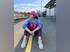 
      
      Sara Ali Khan needs her darshaks' help in choosing cool shades
      
      