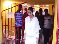 
      
      Sara Ali Khan seeks blessings from Shani Dev with mother...
      
      