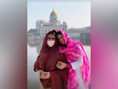 
      
      Sara Ali Khan visits Bangla Sahib Gurudwara, India Gate in...
      
      