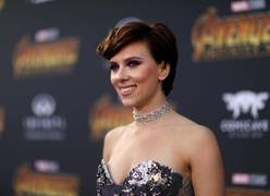 
      
      Scarlett Johansson reacts to Angelina Jolie, Salma Hayek,...
      
      