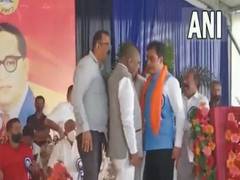 
      
      Karnataka Minister, Congress MP get into fight at Ramanagara...
      
      