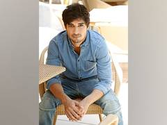 
      
      Tahir Raj Bhasin gives glimpse of first day of 'Loop Lapeta'...
      
      