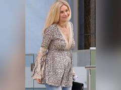 
      
      Elizabeth Mitchell to reprise her role in new 'Santa Clause'...
      
      
