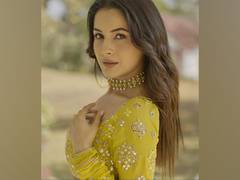 
      
      Shehnaaz Gill makes Johny Lever dance to 'Nach Punjaabban' song
      
      