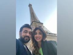 
      
      Shilpa Shetty, Raj Kundra get mushy outside the Eiffel Tower 
      
      