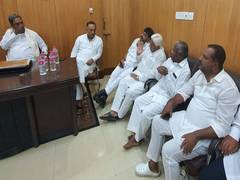 
      
      Siddaramaiah chairs meeting of Cong leaders ahead of...
      
      