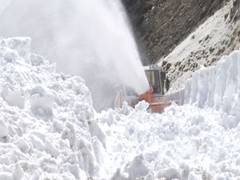 
      
      J-K: Snow clearing operation starts in full swing on Mughal Road
      
      