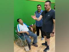 
      
      Picture of Sanjay Dutt  meeting former Pakistan President...
      
      
