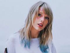 
      
      Taylor Swift gives glimpse of her romantic side at Saturday...
      
      