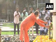
      
      Maharashtra CM Uddhav Thackeray pays tribute 
      
      