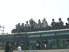 
      
      Large crowds at Muzaffarpur bus stop amid lockdown
      
      