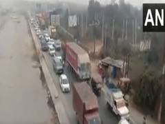
      
      As farmers vacate protest sites, traffic resumes at Singhu border
      
      