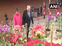 
      
      US President, Melania arrive at the Rashtrapati Bhawan for...
      
      