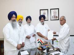 
      
      SAD delegation urges Punjab Guv to dismiss CM Bhagwant Mann 
      
      