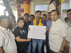
      
      Mumbai BJP felicitates driver who took passenger to police...
      
      