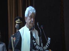 
      
      J-K LG Manoj Sinha condemns killing of cop by terrorists in...
      
      