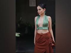 
      
      Netizens troll Urfi Javed for wearing two pants
      
      