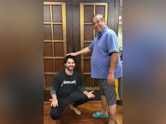
      
      Varun Dhawan starts 2022 with father David Dhawan's blessings
      
      