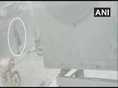 
      
      Man closely resembling Kanpur encounter main accused Vikas...
      
      