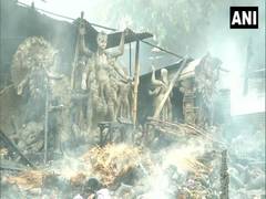 
      
      Fire breaks out at an idol godown in Kolkata, no casualties...
      
      