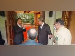 
      
      FM Wang Yi greeted members of Pakistan Foreign Minister's...
      
      