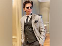 
      
      SRK wishes all fathers beautiful moments with their munchkins...
      
      