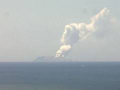 
      
      White Island volcano eruption: 1 critically injured, tourists...
      
      