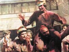 
      
      Neetu Kapoor shares unseen picture of Rishi Kapoor, Amitabh...
      
      