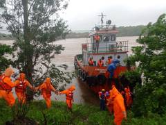 
      
      Maharashtra: 10 workers stuck in swollen Vaitarna river rescued 
      
      