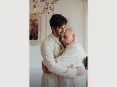 
      
      Mahesh Bhatt emotionally hugs son-in-law Ranbir Kapoor
      
      