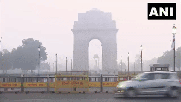Visuals of thick layer of smog at Connaught Place (Photo/ANI)