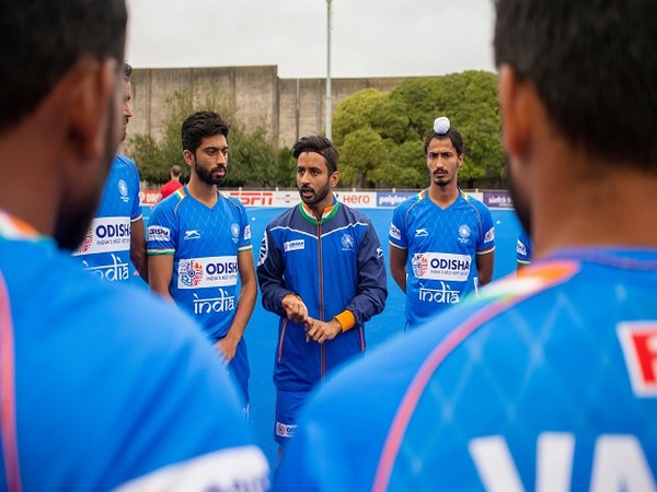 Manpreet Singh briefing the team (Image: Hockey India)