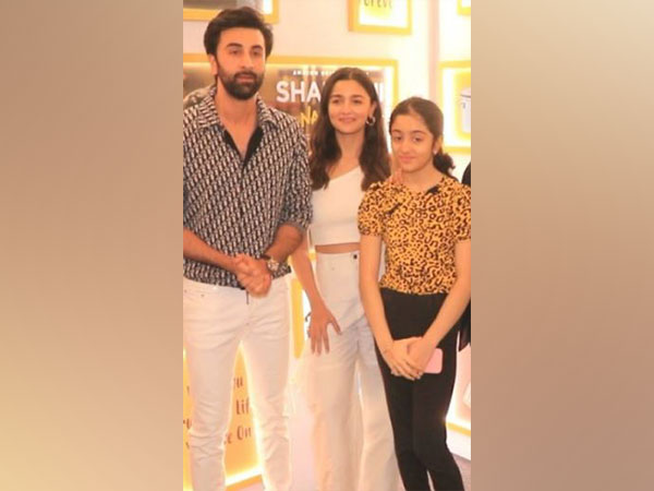 Alia Bhatt, Ranbir Kapoor and their niece Samara (Image source: Twitter)