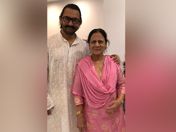 Aamir Khan with his mother (Image source: Twitter)