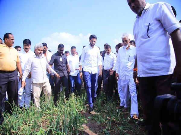 Shiv Sena leader Aaditya Thackeray visits a farm in Nashik. Photo/Twitter@ShivSena