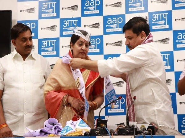 Congress party leader Rekha Rani joining the Aam Aadmi Party in New Delhi on Sunday. Photo/ANI