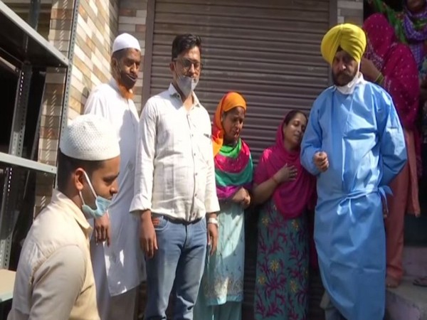 Family members of Arif with Shaheed Bhagat Singh Seva Dal chief Jitender Singh Shunty. (Photo/ANI)