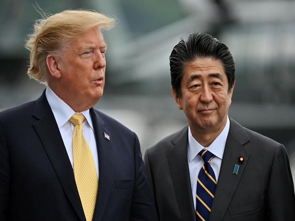 US President Donald Trump (L) with Japanese PM Shinzo Abe (R) (Photo/Reuters)