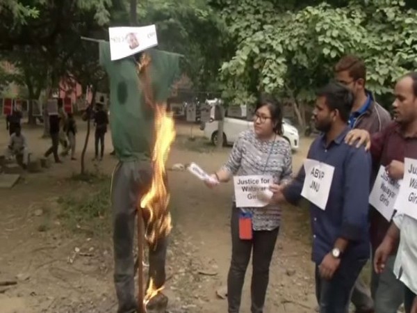 ABVP burnt the effigy of Kerala CM in JNU campus New Delhi on Wednesday 