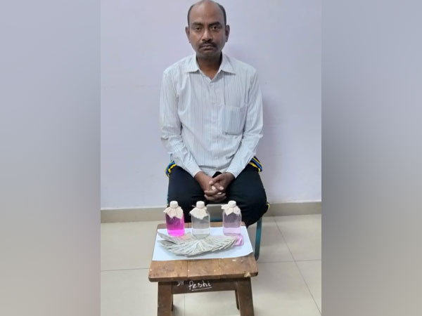 ACB held V Sanjeev Kumar, Senior Accountant of Public Health and Family Welfare, while accepting bribe of Rs 20,000 in Koti, Telangana on Saturday. Photo/ANI