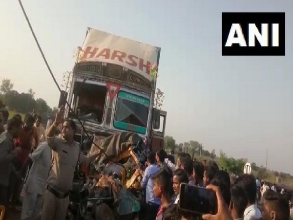 Six died in accident on Mumbai-Agra NH at Kolaras, Madhya Pradesh 