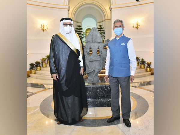 External Affairs Minister S Jaishankar with his Bahraini counterpart Abdullatif bin Rashid Al Zayani (Source: Dr S Jaishankar/Twitter)