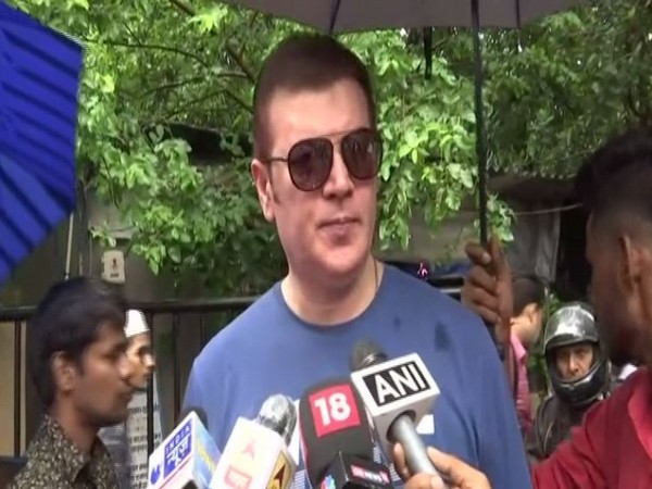 Actor Aditya Pancholi talking to reporters outside a court in Mumbai on Friday. Photo/ANI 