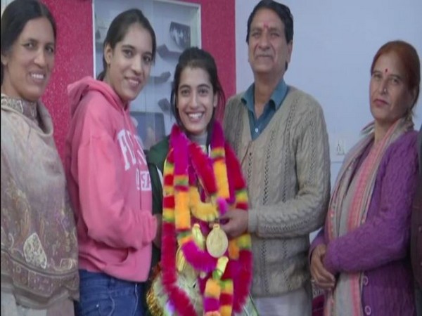 Mithali Sharma with her family members. (Photo/ANI)